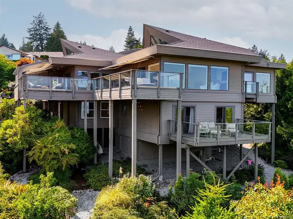 8865 Park Pacific Terr, North Saanich BC V8L 5B1 - 4 bed, 3 bath property for sale in North Saanich