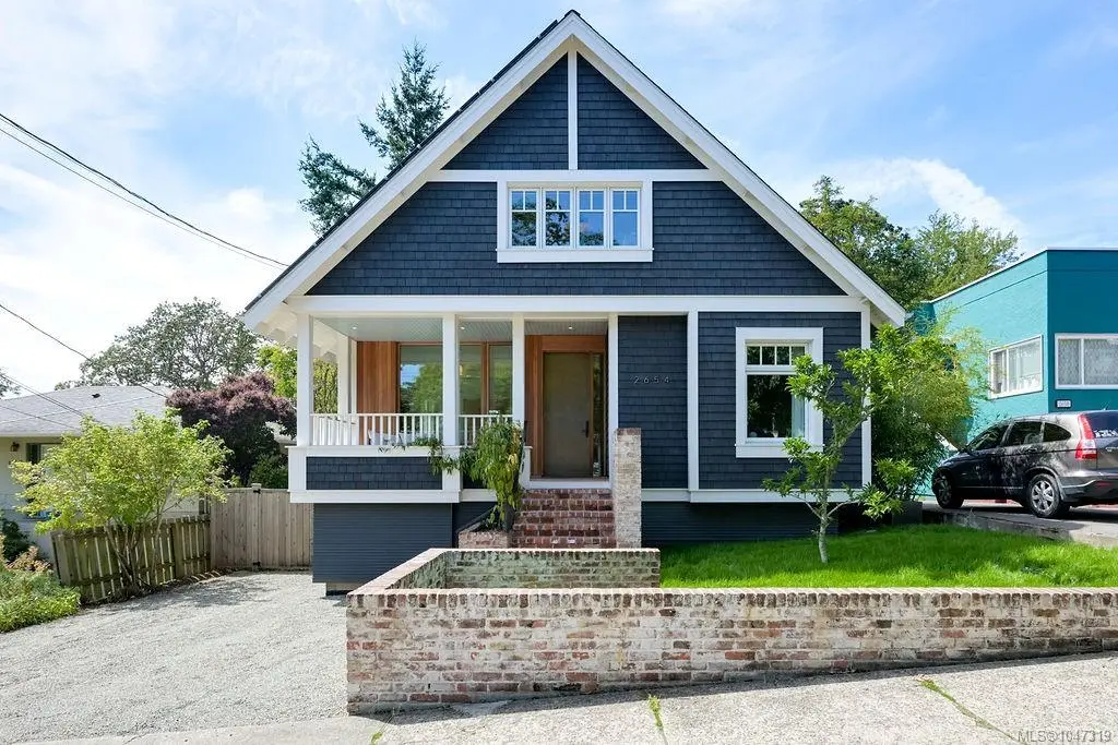 2654 Fernwood Rd, Victoria BC V8T 3A2