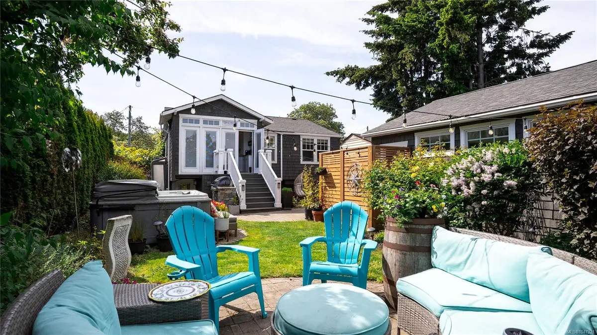 1721 Amphion St, Victoria BC V8R 4Z8
