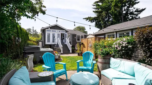 1721 Amphion St, Victoria BC V8R 4Z8 - 4 bed, 3.0 bath in Victoria