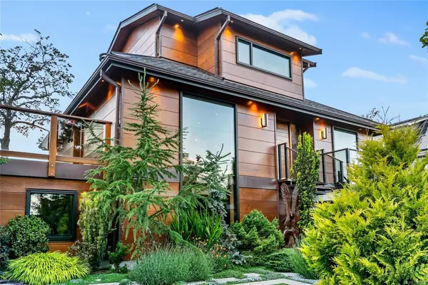 626 Monterey Ave, Oak Bay BC V8S 4T9 - 3 bed, 3 bath property for sale in Oak Bay