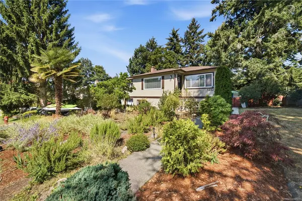 1232 Pearce Cres, Saanich BC V8X 3S9 - 6 bed, 2.0 bath in Saanich
