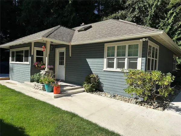 324 Chester Rd, Qualicum Beach BC V9K 1B9 - 4 bed, 3 bath property for sale in Qualicum Beach