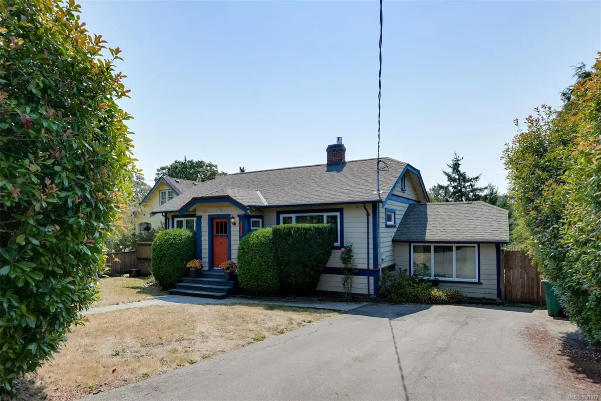 3374 Cook St, Saanich BC V8X 1A8
