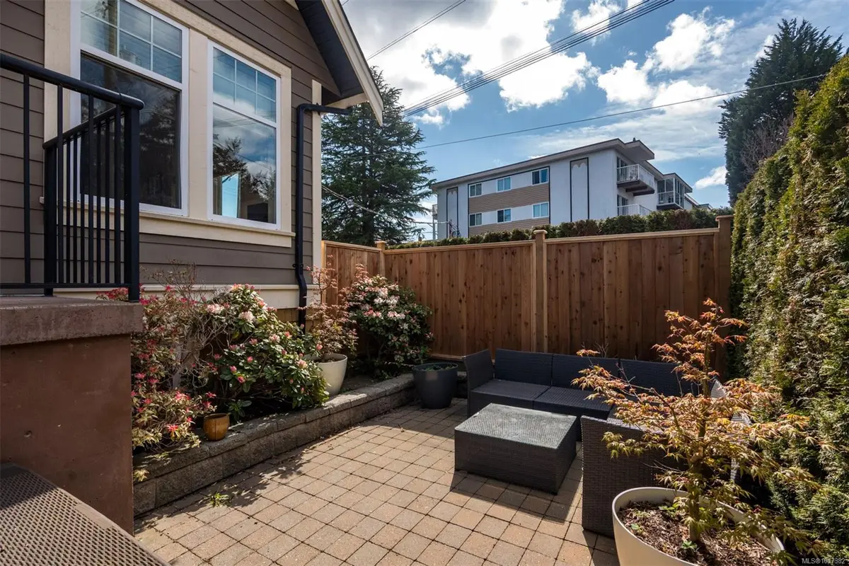 590 Simcoe St, Victoria BC V8V 1L8