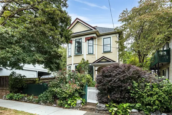 962 Fairfield Rd, Victoria BC V8V 3A4 - 4 bed, 2.0 bath in Victoria