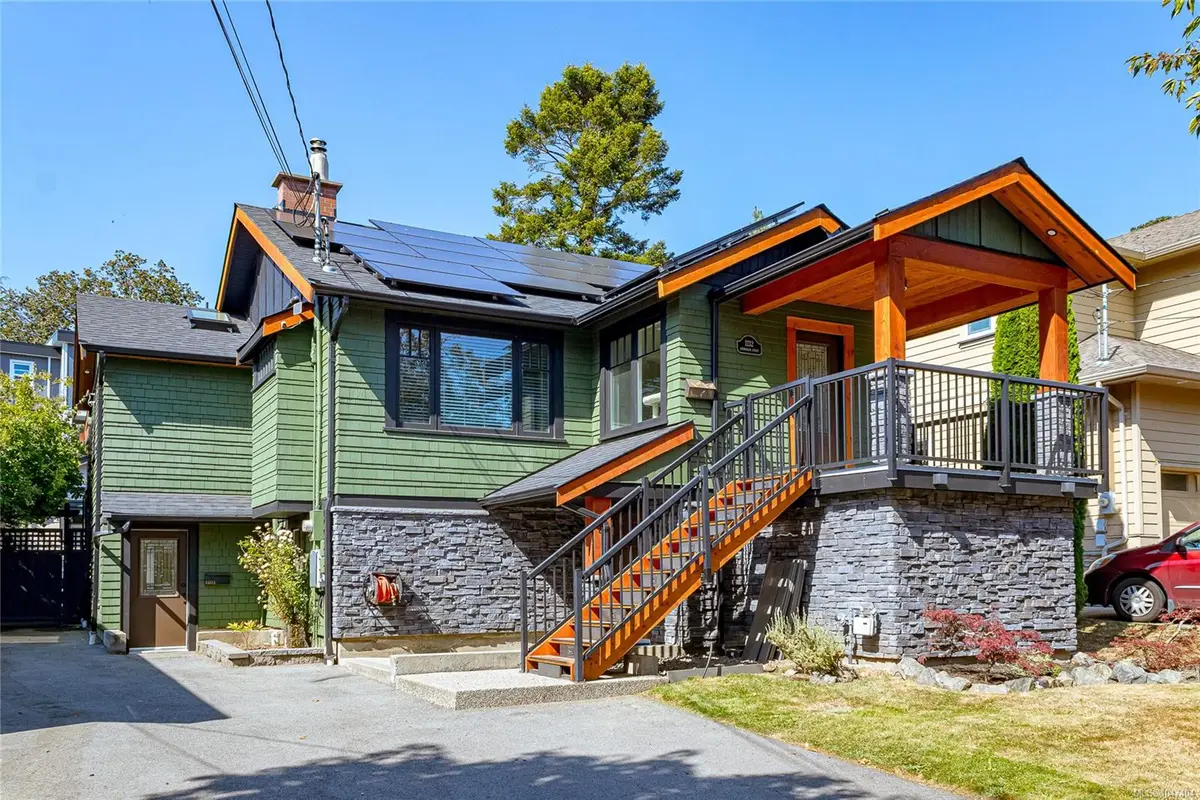 1232 Effingham St, Esquimalt BC V9A 4Y2