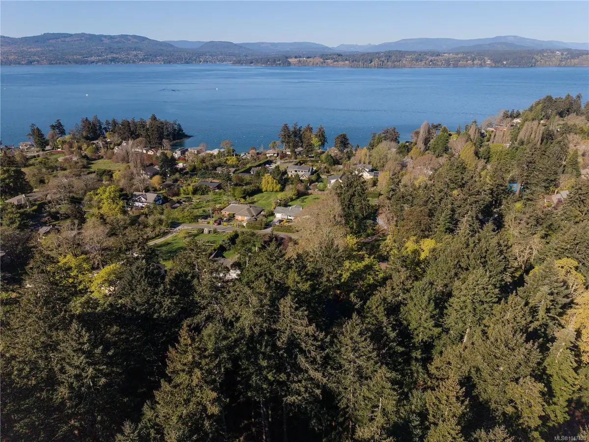 537 Cromar Rd, North Saanich BC V8L 5M5