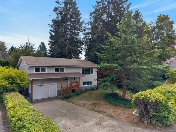 568 Salish St, Comox BC V9M 3L3 - 4 bed, 2 bath property for sale in Comox