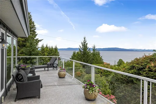372 Crescent Rd W, Qualicum Beach BC V9K 1J7 - 3 bed, 4 bath property for sale in Qualicum Beach