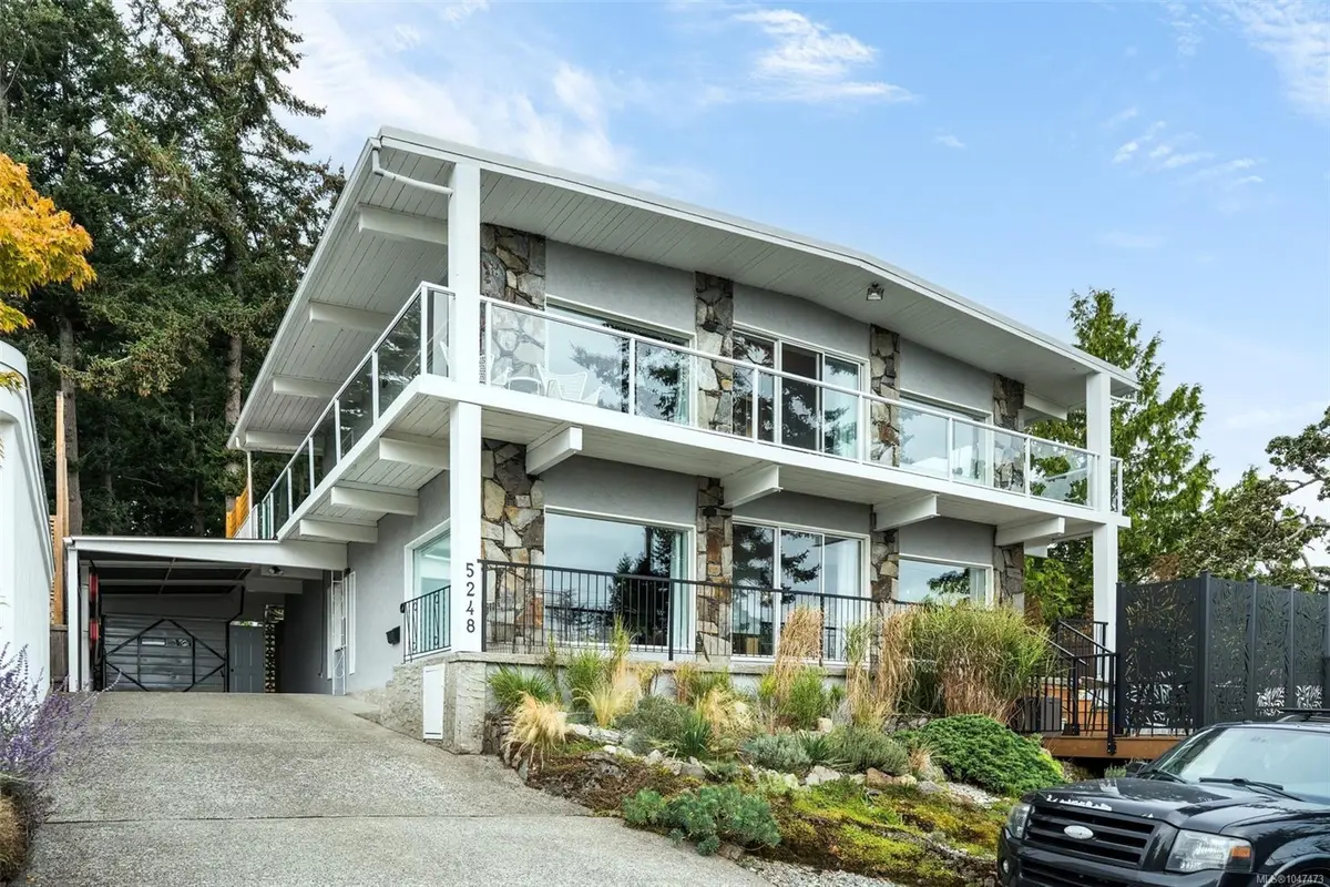5248 Parker Ave, Saanich BC V8Y 2M9