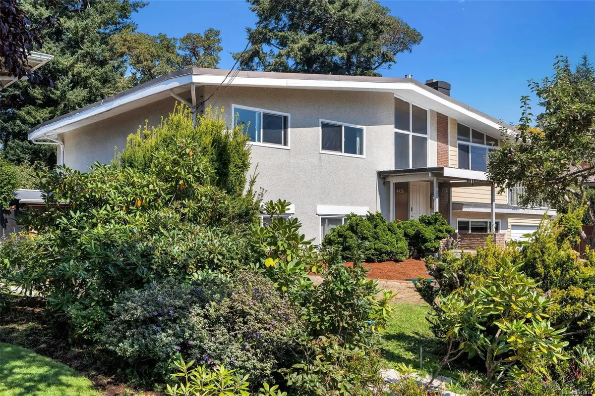 4426 Chartwell Dr, Saanich BC V8N 2R3