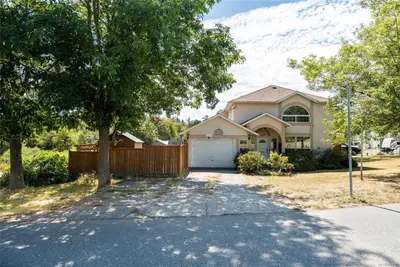 637 Jolly Pl, Saanich BC V8Z 6R9