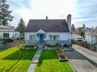 3155 Earl grey St, Saanich BC V9A 1X1