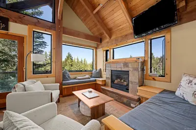 1381 Henry Rd #A, Courtenay BC V9N 7J3