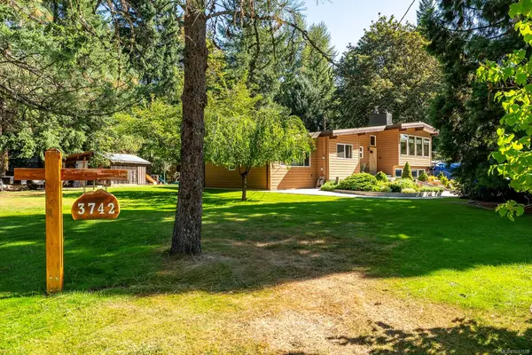 3742 James Cres, Black Creek BC V9J 1E9 - 3 bed, 3 bath property for sale in Black Creek
