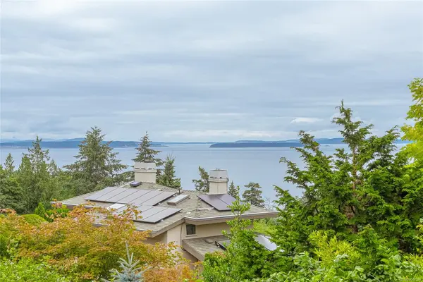 951 Seamist Rise, Saanich BC V8Y 2B3 - 4 bed, 3.0 bath in Saanich