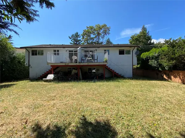 3995 Shelbourne St, Saanich BC V8N 3E1 - 9 bed, 6.0 bath in Saanich