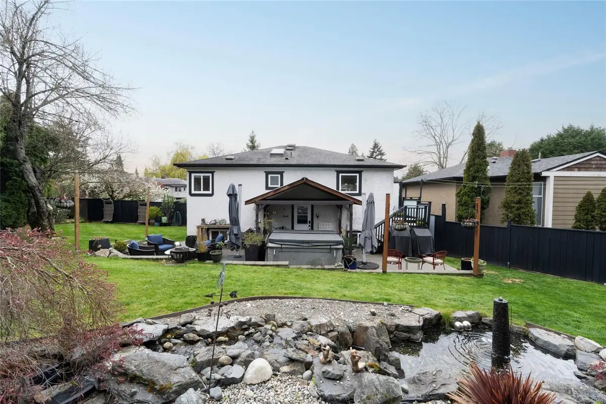 870 Pendene Pl, Saanich BC V8X 3A1