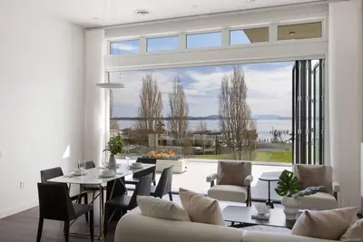 9570 Fifth St #401, Sidney BC V8L 2W5