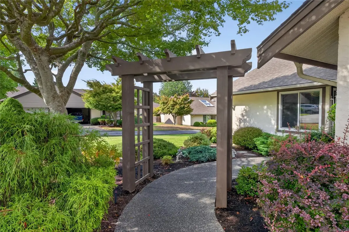 885 Berwick Rd S #1, Qualicum Beach BC V9K 1N7