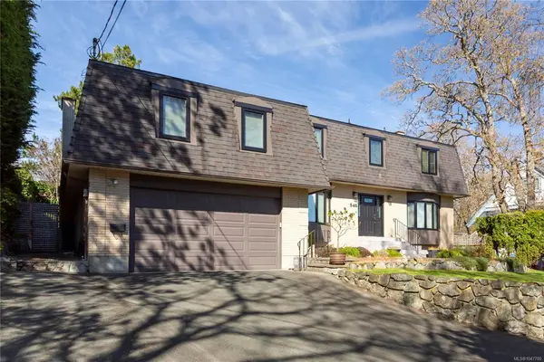 546 St. Charles St, Victoria BC V8S 3N7 - 4 bed, 3 bath property for sale in Victoria
