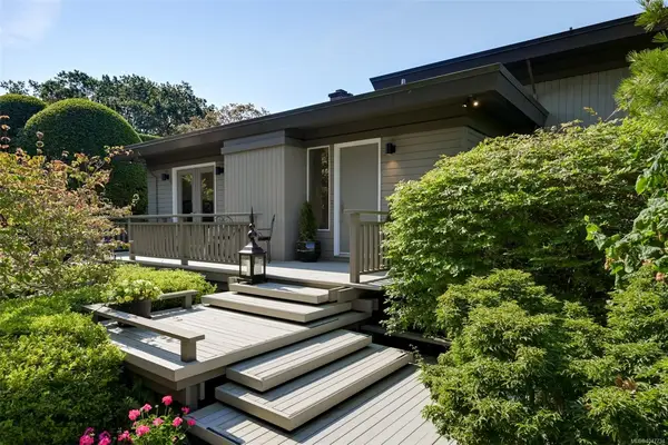 1557 Edgemont Rd, Saanich BC V8N 4P7 - 2 bed, 3 bath property for sale in Saanich