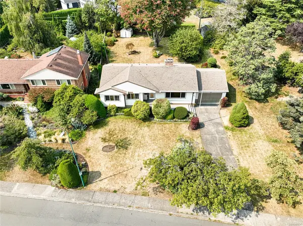 3278 Henderson Rd, Oak Bay BC V8P 5A6 - 4 bed, 2.0 bath in Oak Bay