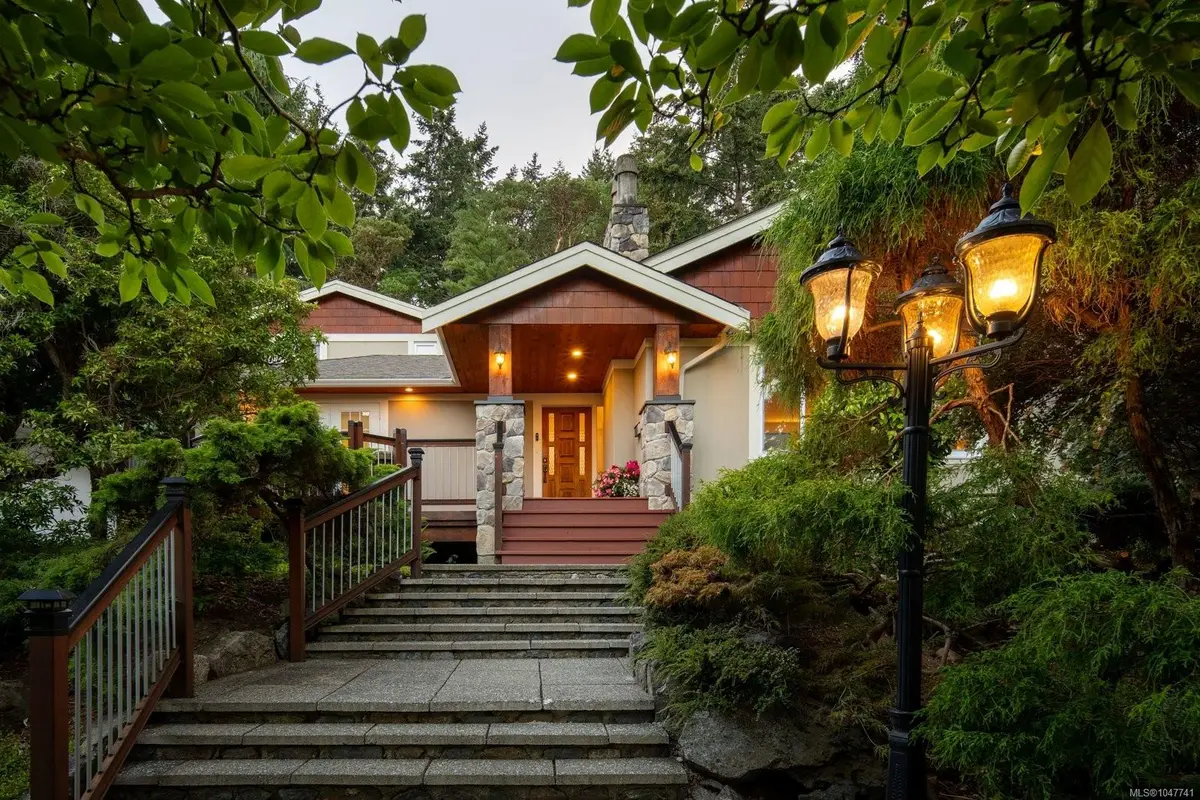 2229 Arbutus Rd E, Saanich BC V8N 1V2