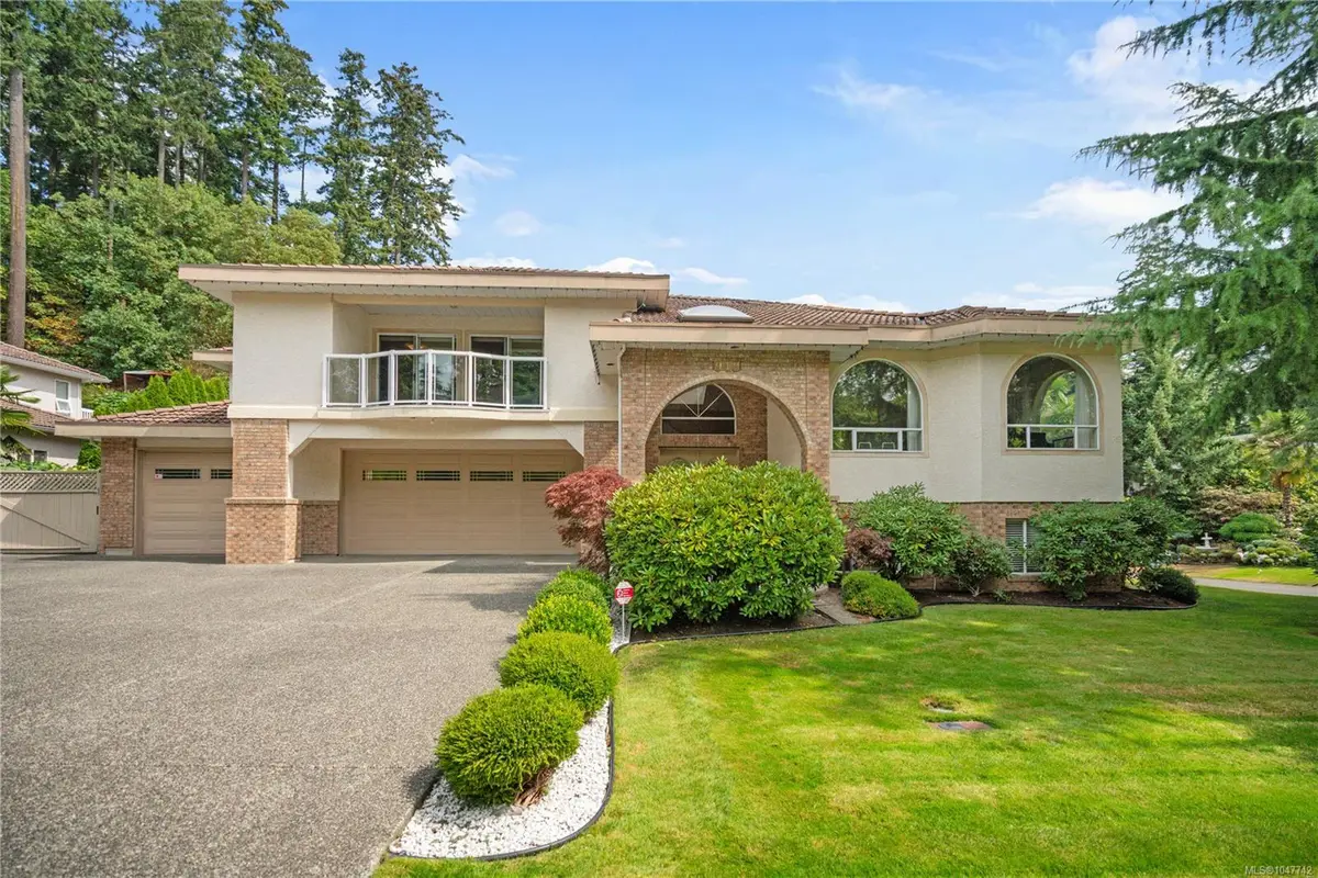 948 Boulderwood Rise, Saanich BC V8Y 3G5