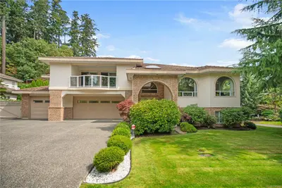 948 Boulderwood Rise, Saanich BC V8Y 3G5