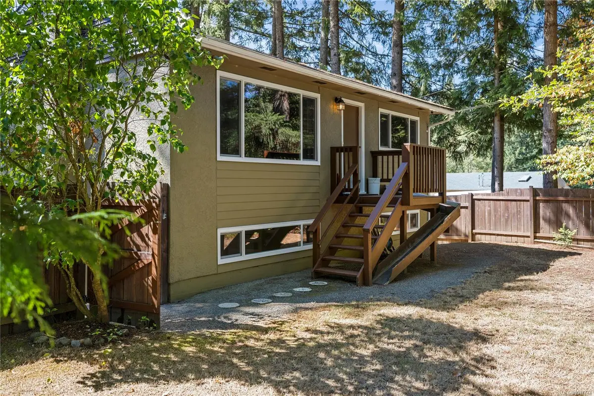 2301 Jingle Pot Rd, Nanaimo BC V9R 6W2