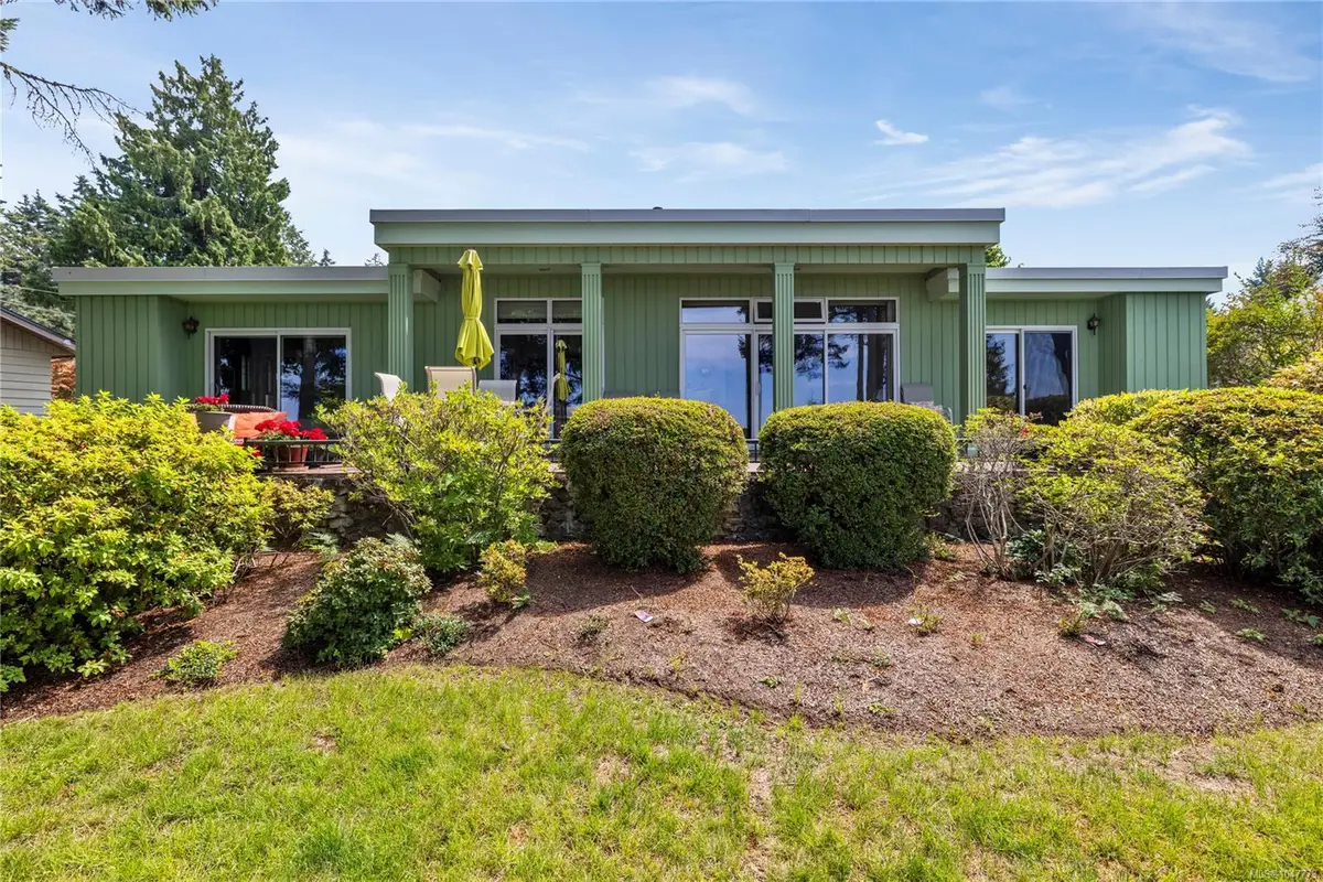489 Bayview Terr, Qualicum Beach BC V9K 1G3
