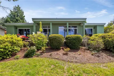 489 Bayview Terr, Qualicum Beach BC V9K 1G3