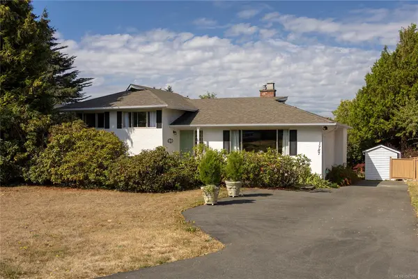 1787 Penshurst Rd, Saanich BC V8N 2N6 - 3 bed, 2.0 bath in Saanich