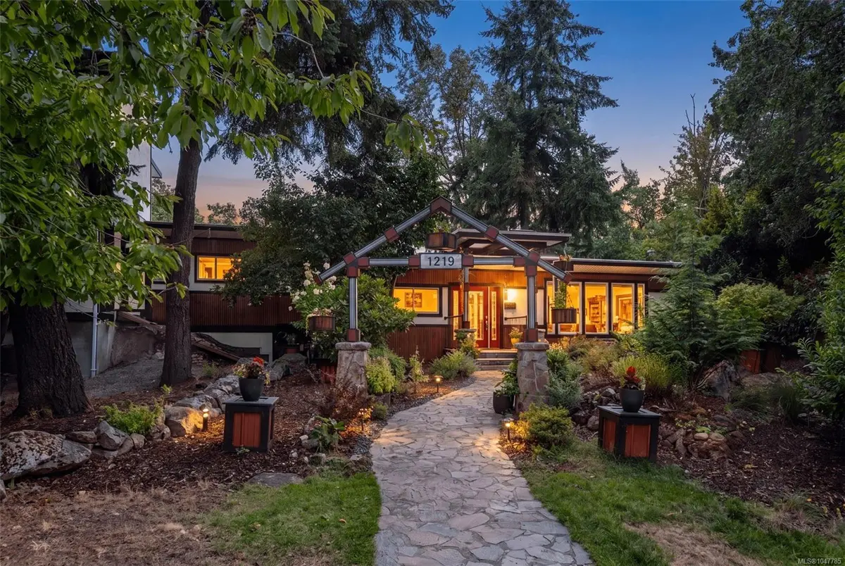 1219 Old Esquimalt Rd, Esquimalt BC V9A 4X7