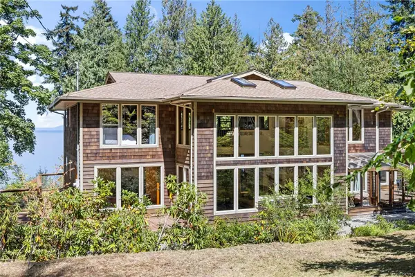 2185 Widgeon Rd, Qualicum Beach BC V9K 1Y8 - 4 bed, 6.0 bath in Qualicum Beach