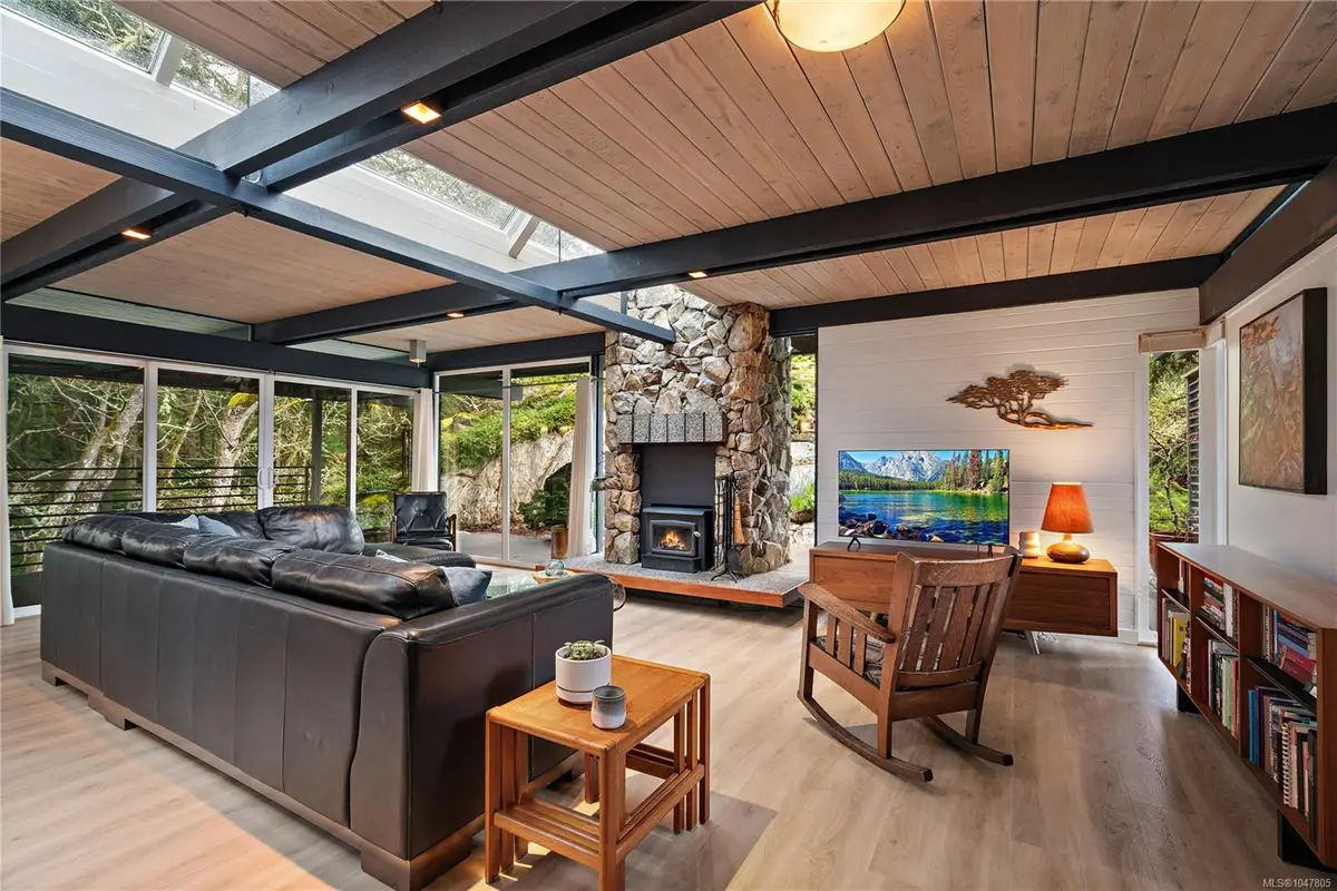 4513 Edgewood Pl, Saanich BC V8X 2N8