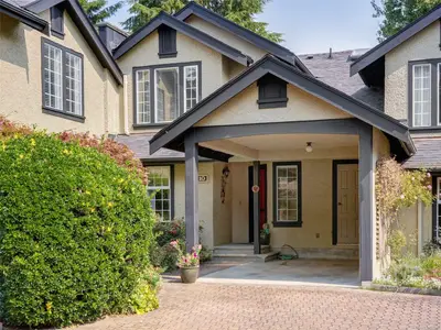2566 Penrhyn St #10, Saanich BC V8B 1G1