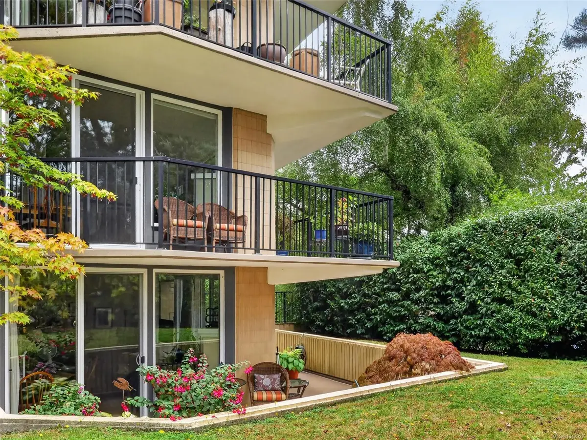 2210 Cadboro Bay Rd #201, Oak Bay BC V8R 5G9