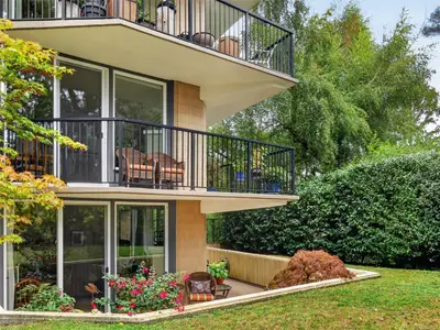 2210 Cadboro Bay Rd #201, Oak Bay BC V8R 5G9