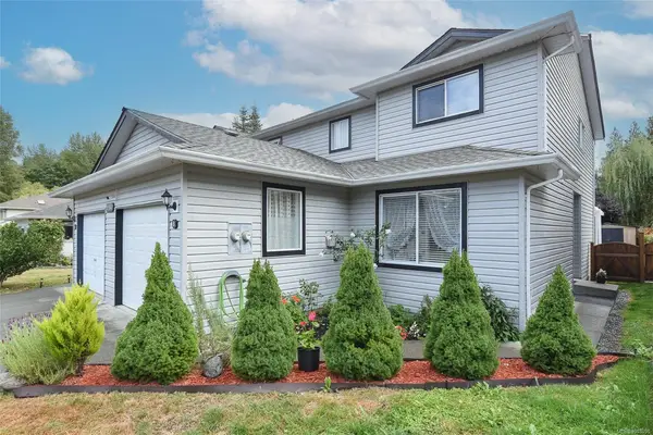 2284 1st St #B, Courtenay BC V9N 8X8 - 3 bed, 3.0 bath in Courtenay