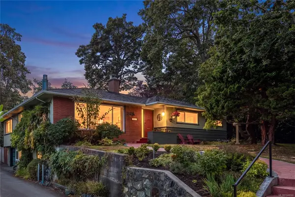 2083 Renfrew Rd, Oak Bay BC V8P 1S3 - 4 bed, 3.0 bath in Oak Bay