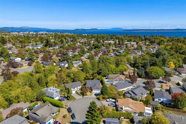 2026 Bowcott Pl, Sidney BC V8L 5A1 - 3 bed, 2.0 bath in Sidney