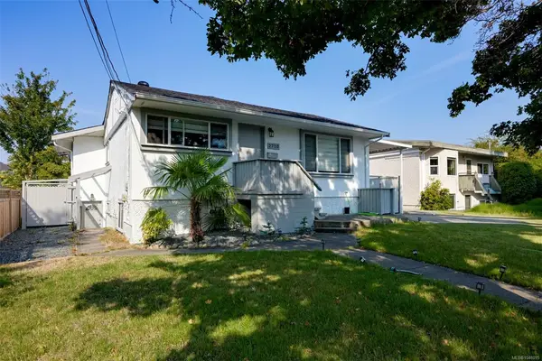 2710 Victor St, Victoria BC V8R 4E4 - 6 bed, 4.0 bath in Victoria