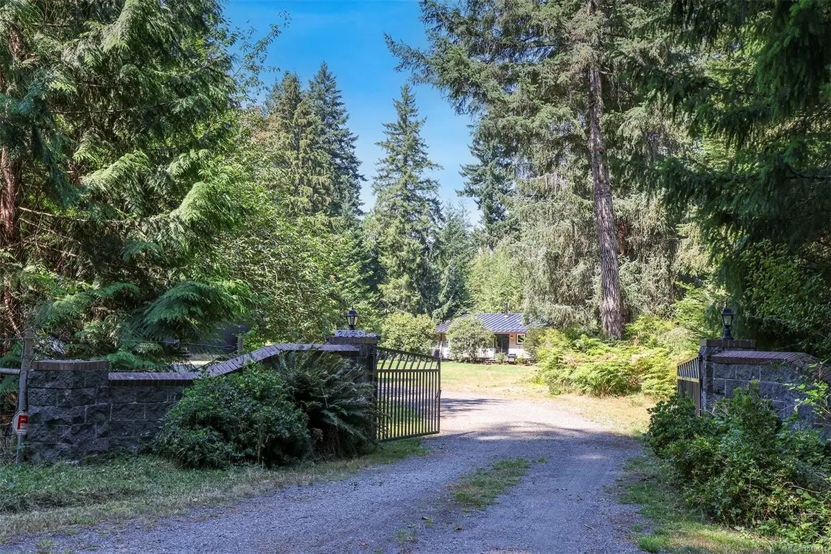 2400 Clark Rd, Courtenay BC V9J 1T1