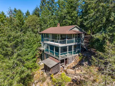 3703 Frigate Rd, Pender Island BC V0N 2M2