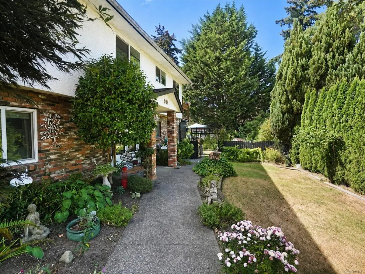 904 Rankin Rd, Esquimalt BC V9A 6V6