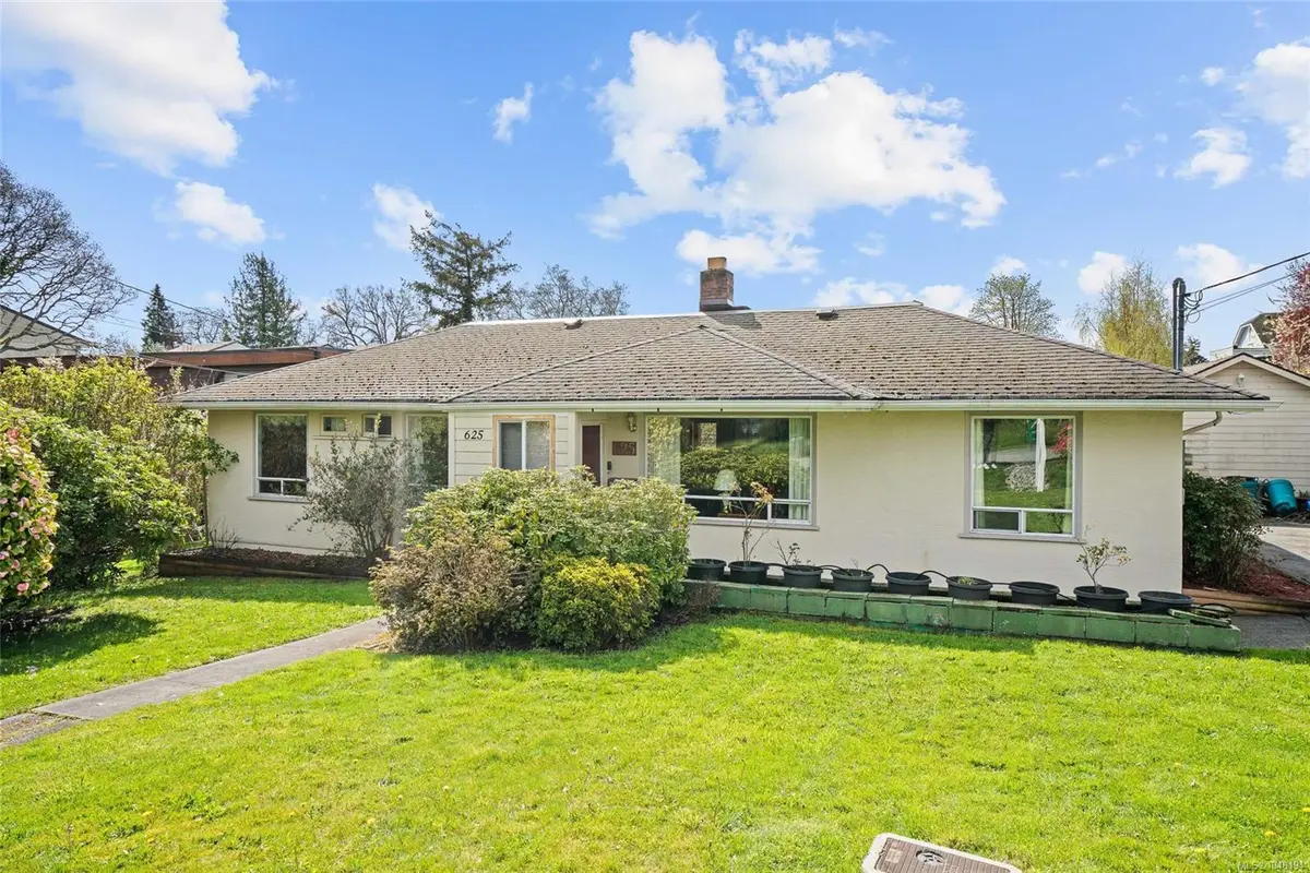 625 Broadway St, Saanich BC V8Z 2G5