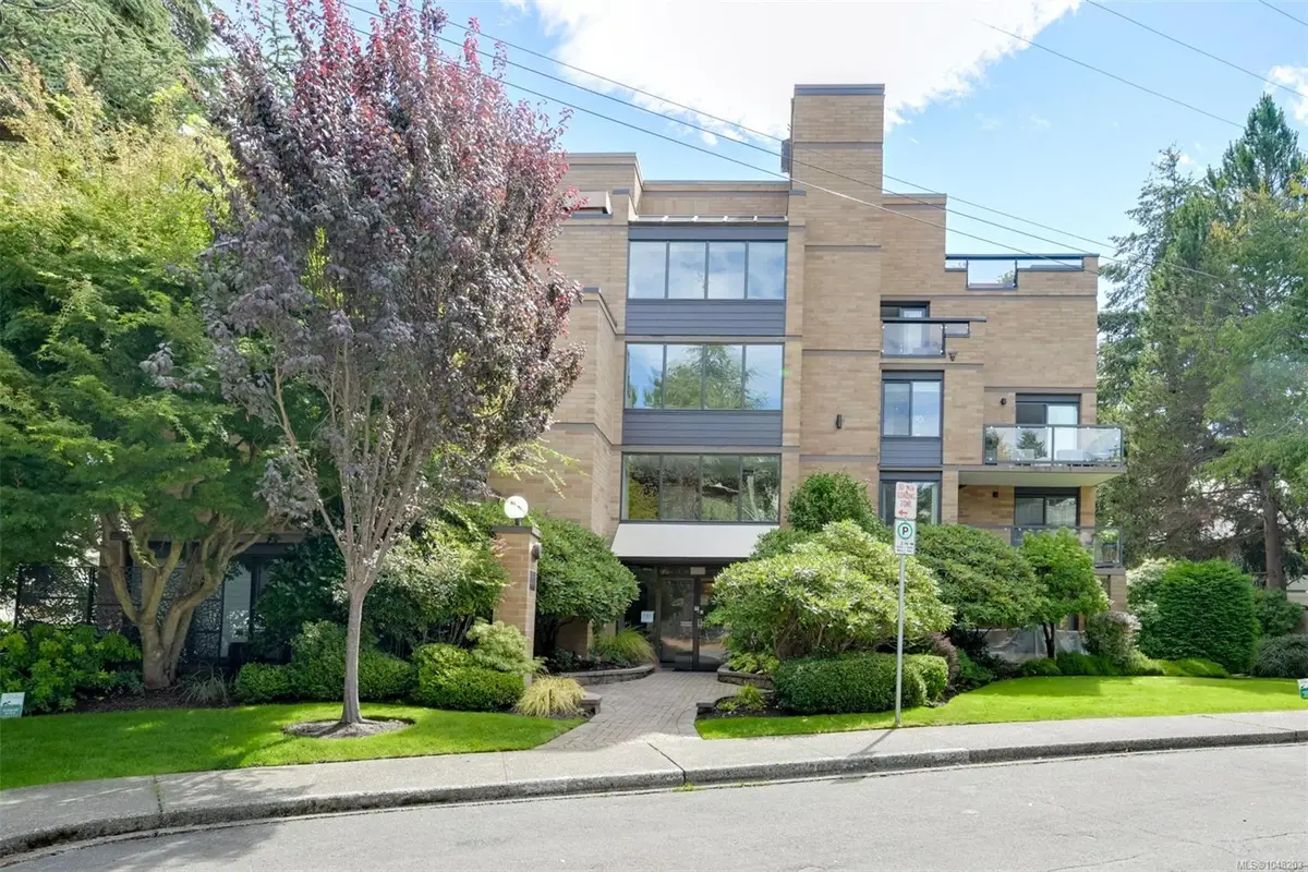 1280 Newport Ave #302, Oak Bay BC V8S 5E7